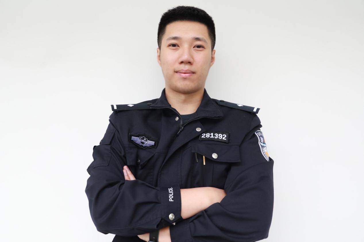 二十多年后,通过了多场考试,在2018年的冬天,终于披上了藏青色的警服