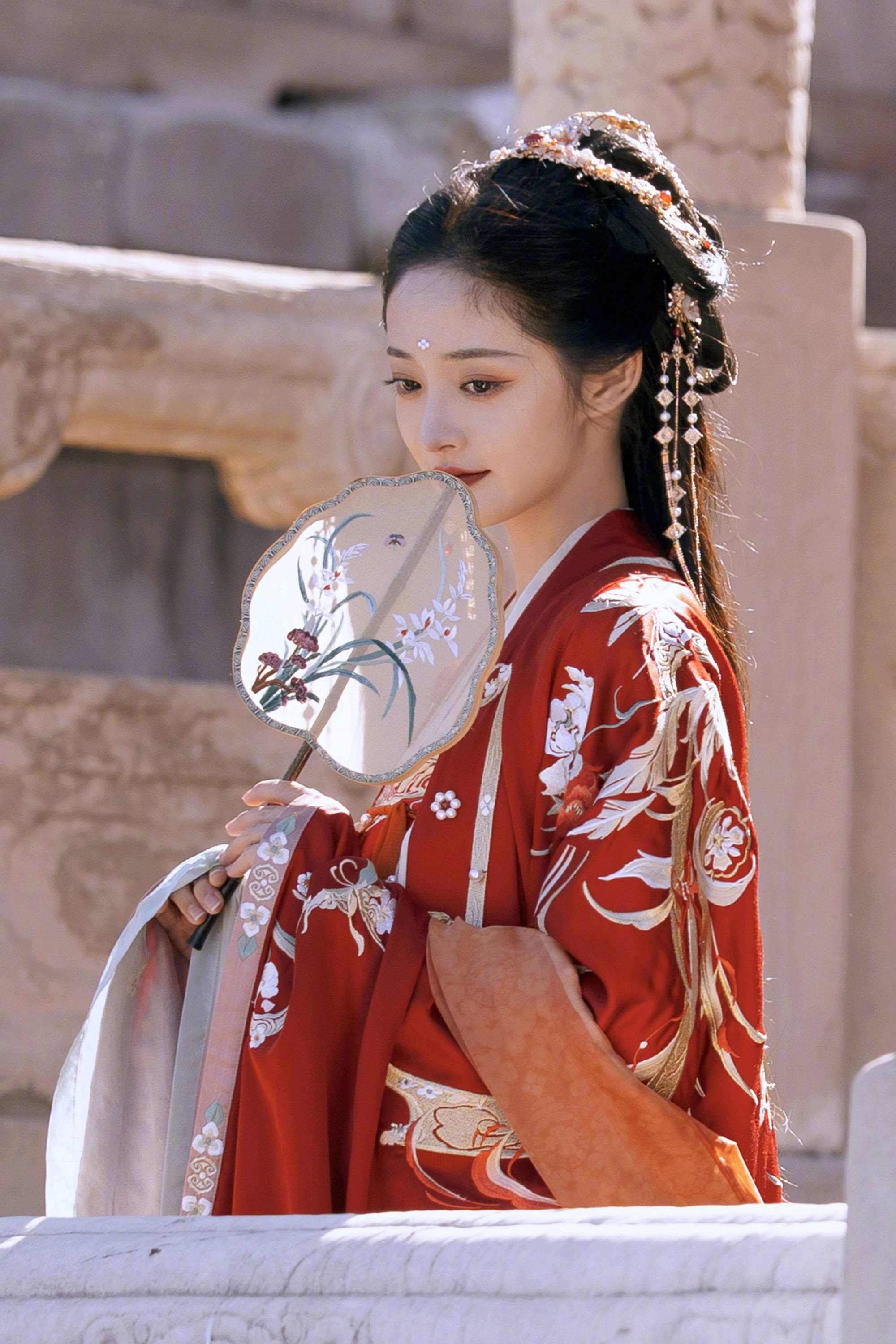 周洁琼微博更新:第一次故宫游 一身红色汉服,手持团扇