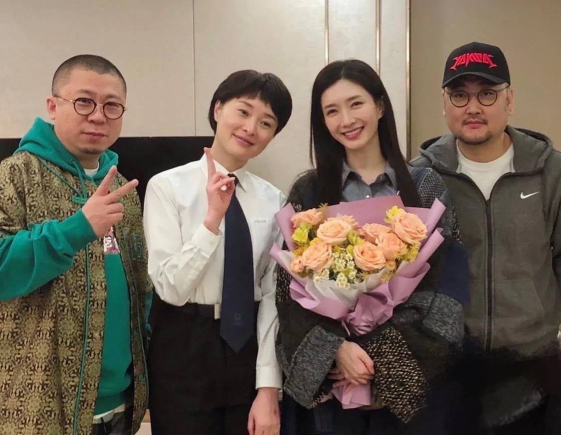 吴越素颜不掩饰瑕疵,虽然眼袋深又有皱纹,但比江疏影看着舒服!