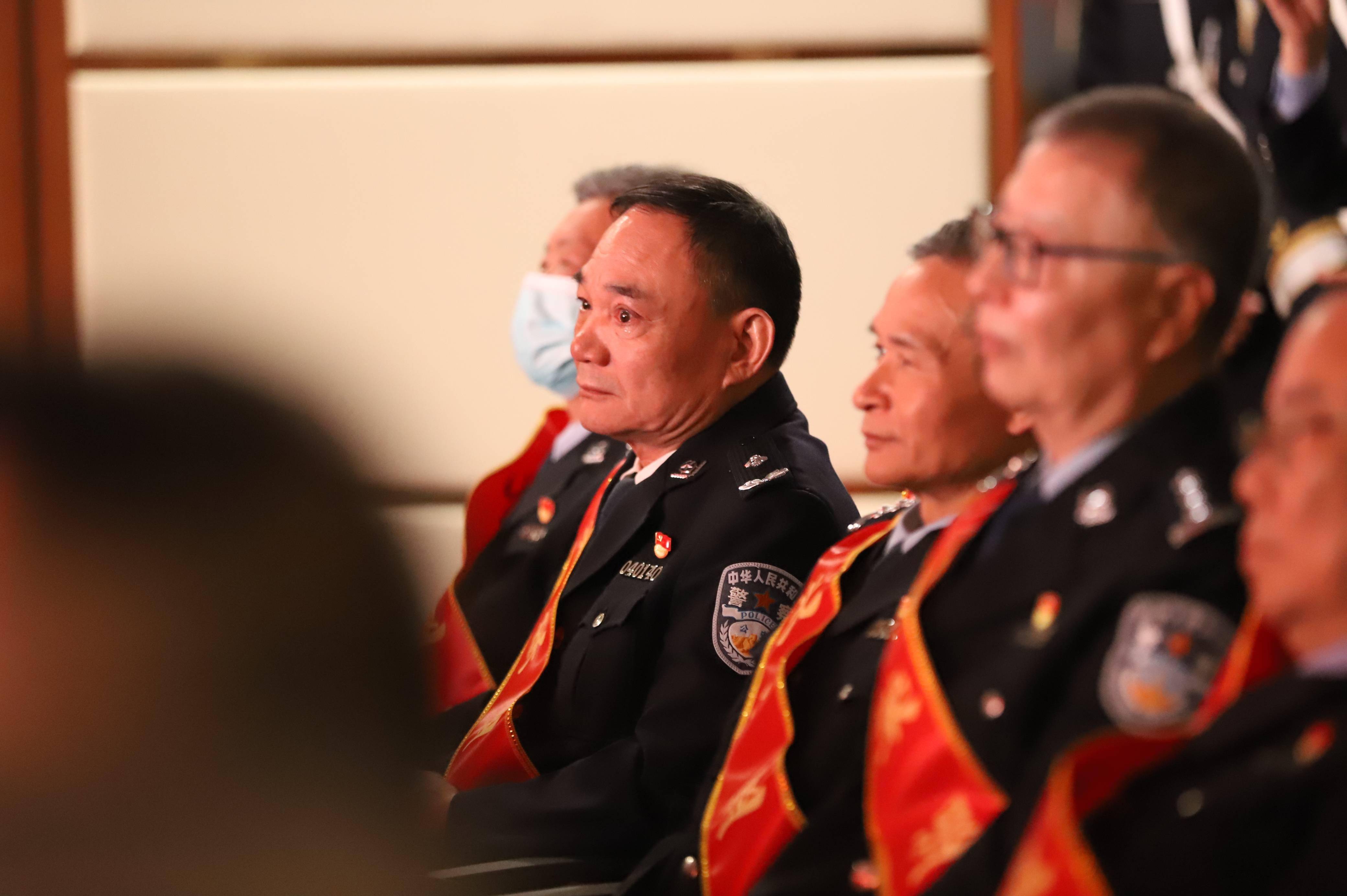 广州番禺警方举行民警荣休暨新警入警仪式_公安_传承_花城