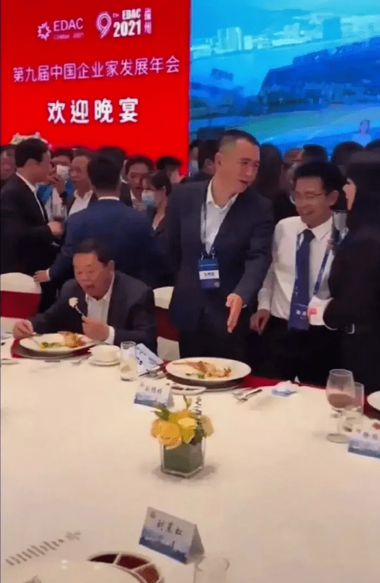 苏芒|曹德旺一张饭局私照流出，打脸多少人：你以为的人脉，都是假的