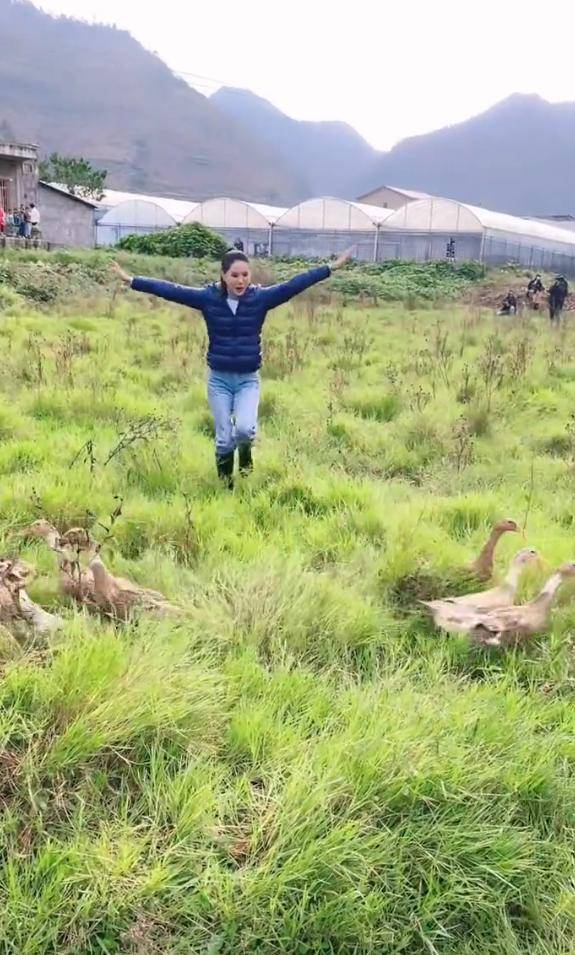 55岁李若彤户外抓鸭子,挥臂追逐大笑超兴奋,引发数十名村民围观