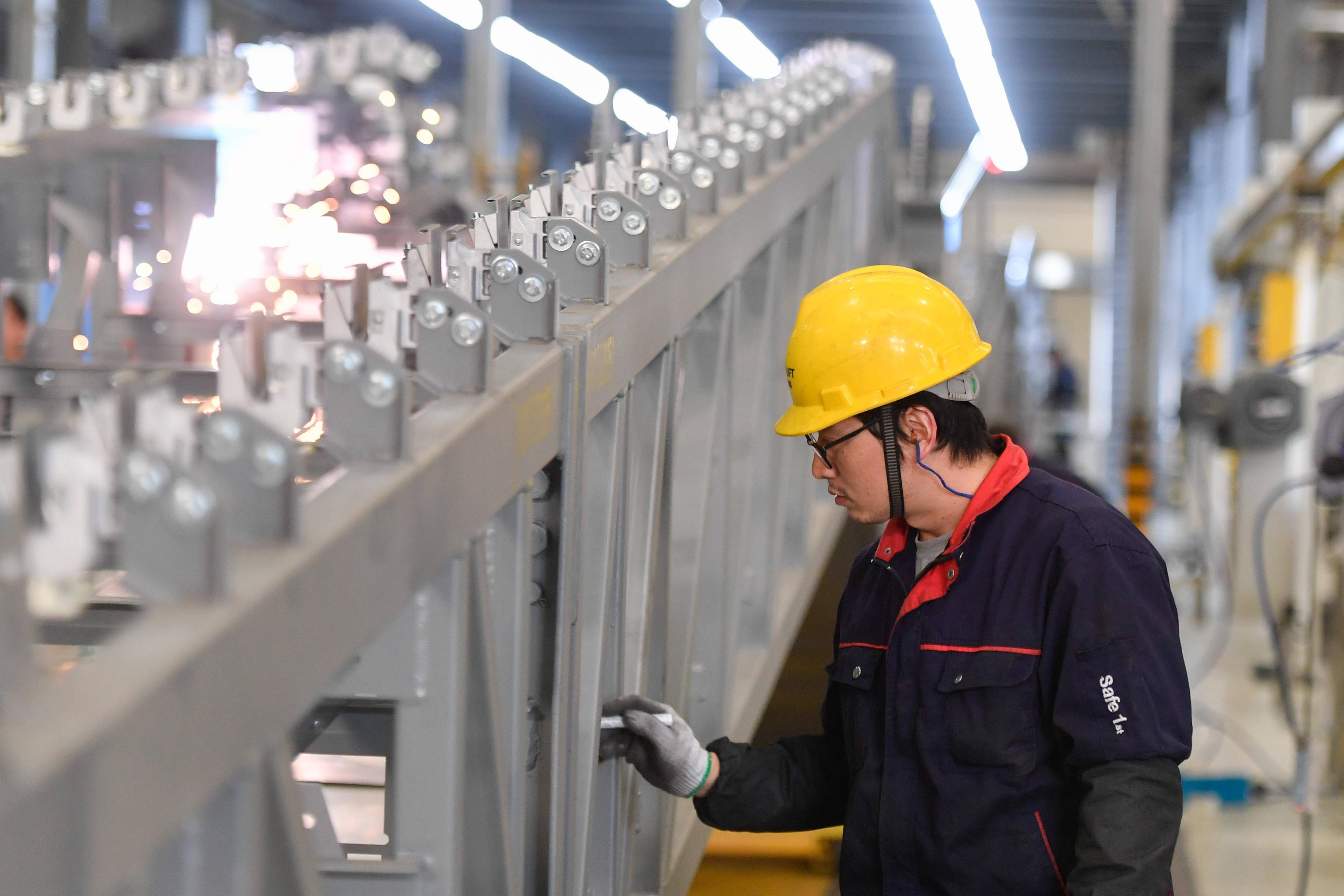 12月17日,工人在位于杭州市临平区的西奥电梯数字工厂生产车间内作业.