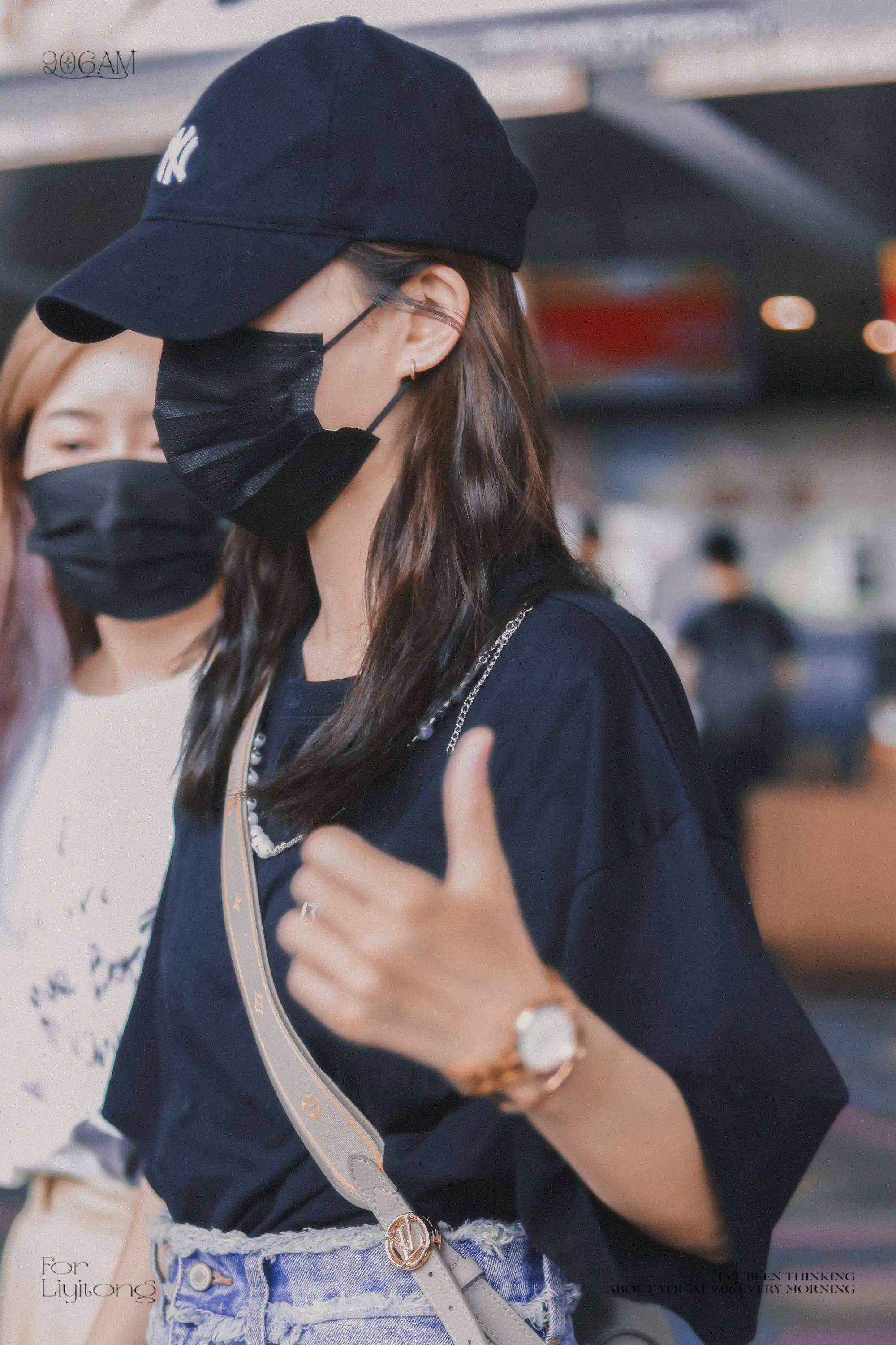 李一桐机场私服秀,棒球帽加黑t恤,蛮休闲的_李一桐_棒球帽_机场