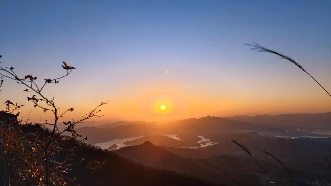 来金寨天桥山上看日出