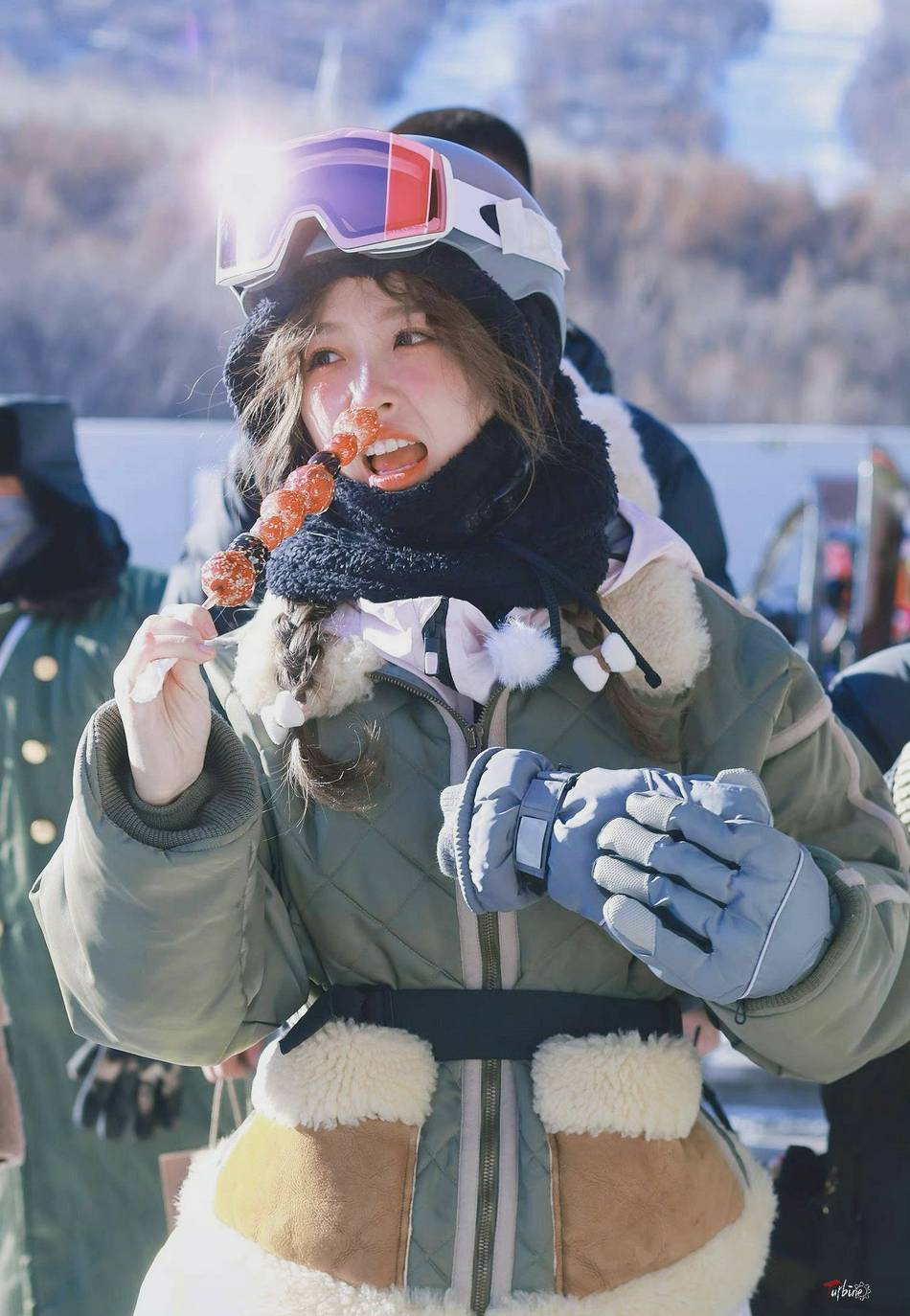 虞书欣身穿滑雪服手里还拿着冰糖葫芦 模样呆萌可爱