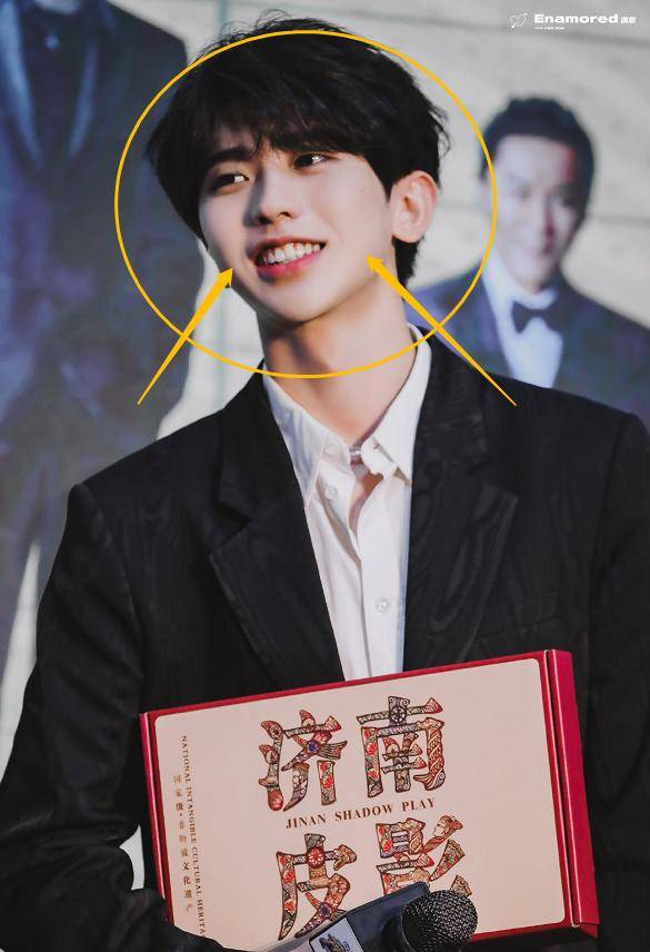 但是不知道是不是化妆师的问题,蔡徐坤当天的脸真的太白了,而且口红也