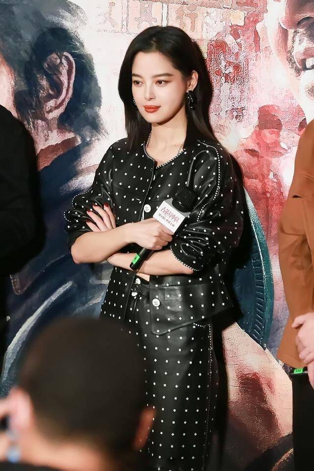 古董局中局首映辛芷蕾穿皮衣套装亮相高挑身材藏都藏不住