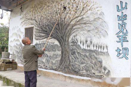 少时梦想晚年追！七旬翁自家墙上手绘30多米山水壁画