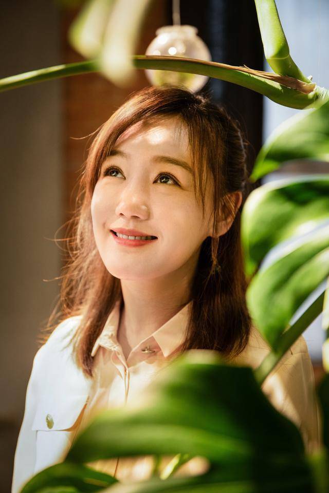 薛佳凝为好友庆生出境虽显老态但为什么依旧美丽