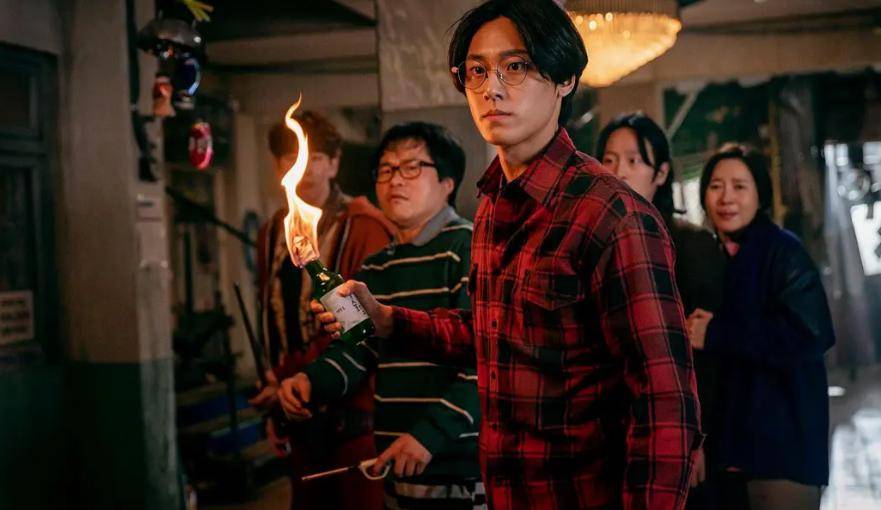 改编自黄英灿作家同名漫画作品的电视剧《sweet home》(甜蜜家园)于18