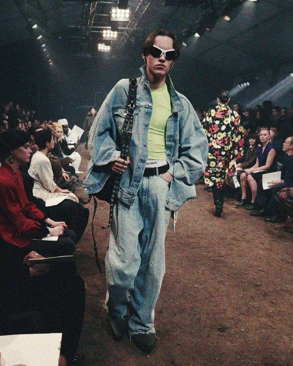 Demna 填补Balenciaga在时尚界消失的一段空白！Demna Gvasalia不需滤镜，用90年代的影像展现优雅与叛逆的并行不悖～