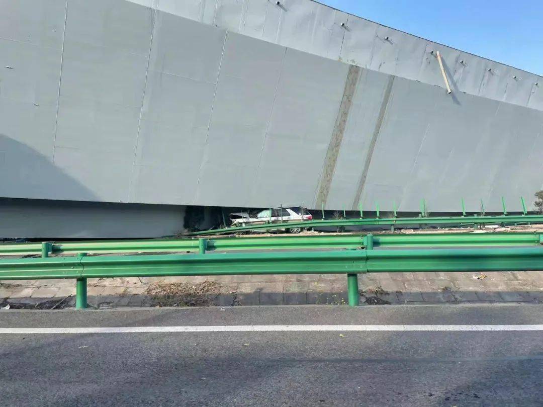 湖北一高速公路桥面垮塌，已救出7名被困者