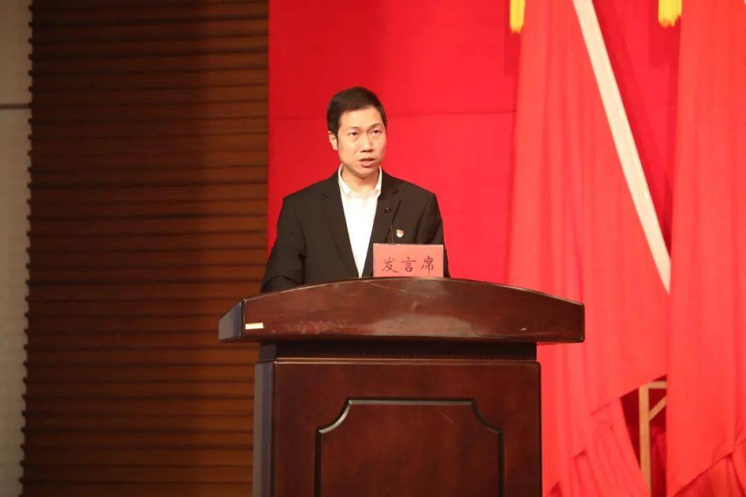 新一届教育管理干部代表石岐中学校长祝玉珍,高家基小学主任古志彬