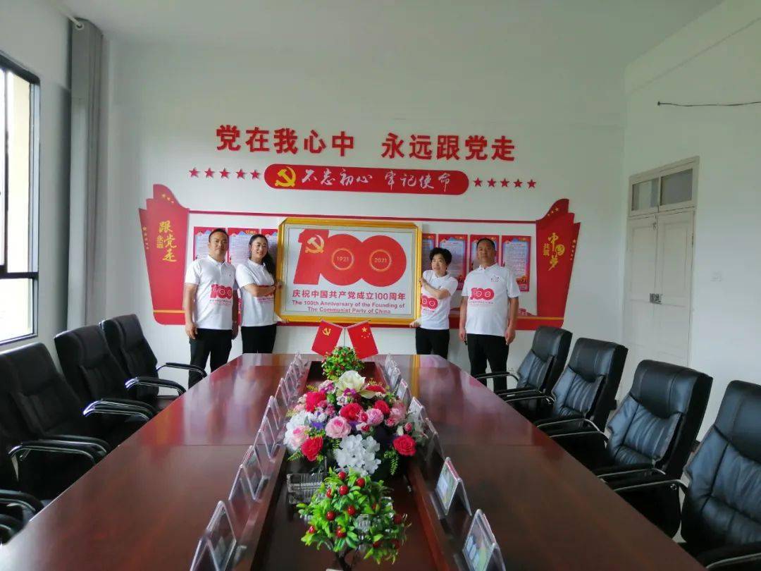 据了解,这幅建党百年标识"钻石"粘贴画是由12万5千5百71颗小米粒大小