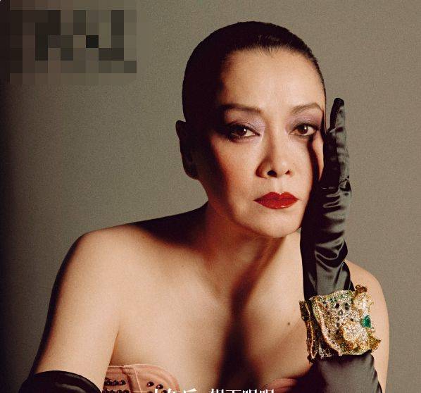 58岁毛阿敏罕见拍性感大片穿深v上衣秀身材画烟熏妆气质冷艳