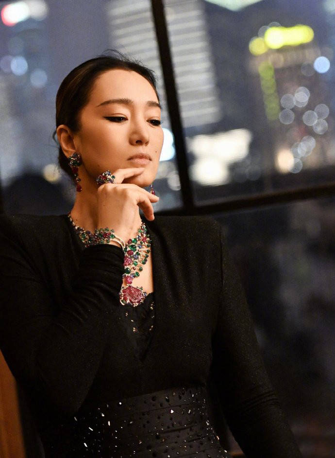 巩俐玩转黑色时尚晚礼服长裙配宝石项链诠释出时光不败美人