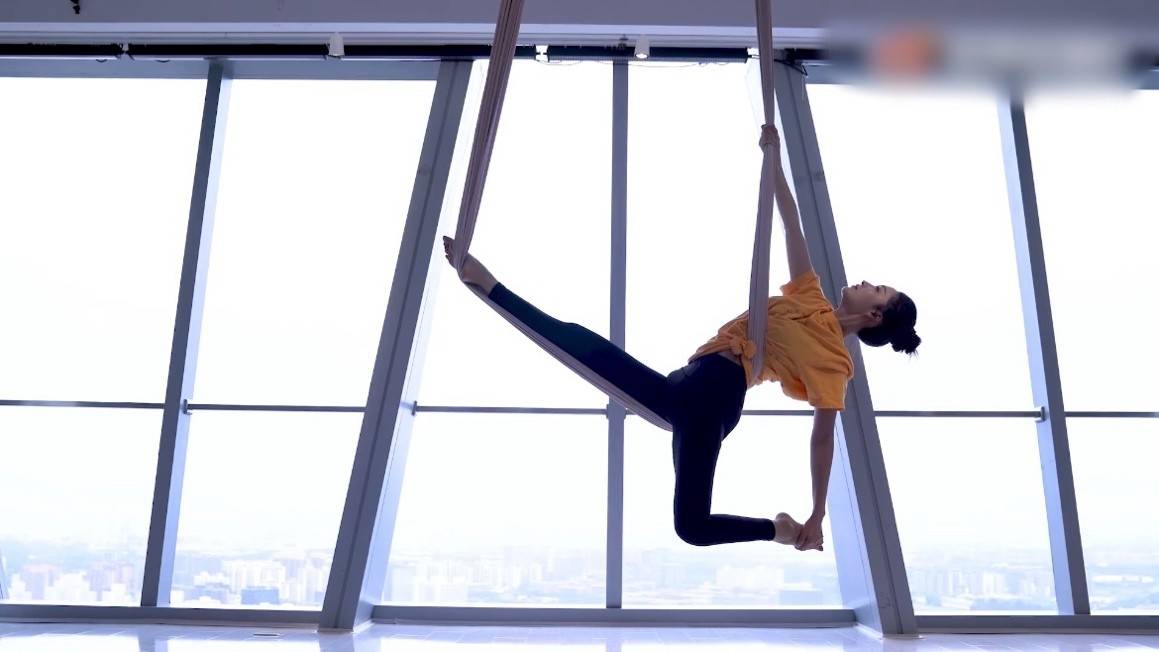 31岁李沁练空中瑜伽好美丝带上劈叉身姿婀娜新剧搭档任嘉伦