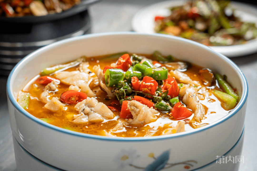 激情椒麻美蛙白嫩的牛蛙肉浸在泛着油亮光泽的辣汤中,配菜丰富,蛙肉
