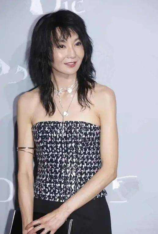张曼玉瘦成"纸片人",穿格纹抹胸秀美肩,发型好有"震慑力"_身材_风格