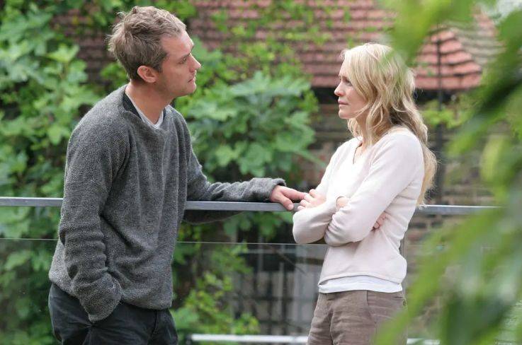 今天给大家推荐的这部电影,就是一个有关出轨的故事,这个故事看上去与