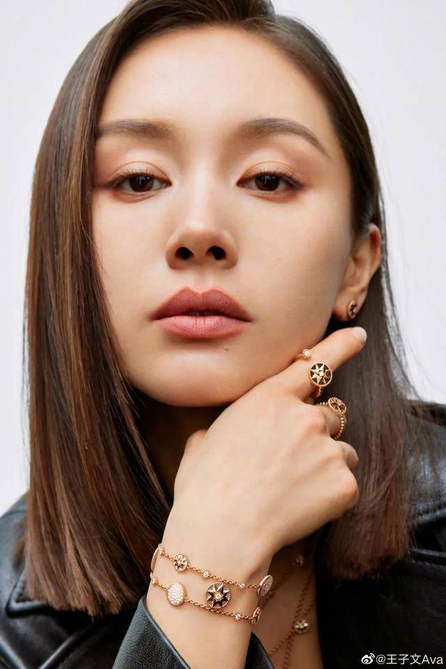 王子文迪奥代言照高冷美丽