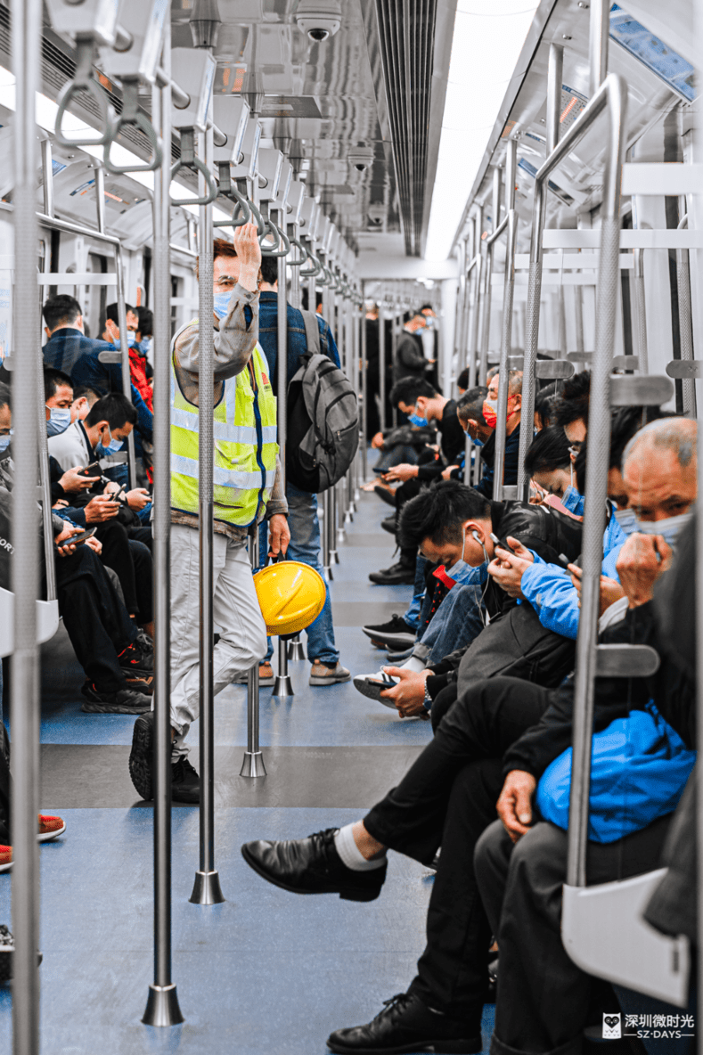 凌晨5点赶第一班地铁公交的深圳人