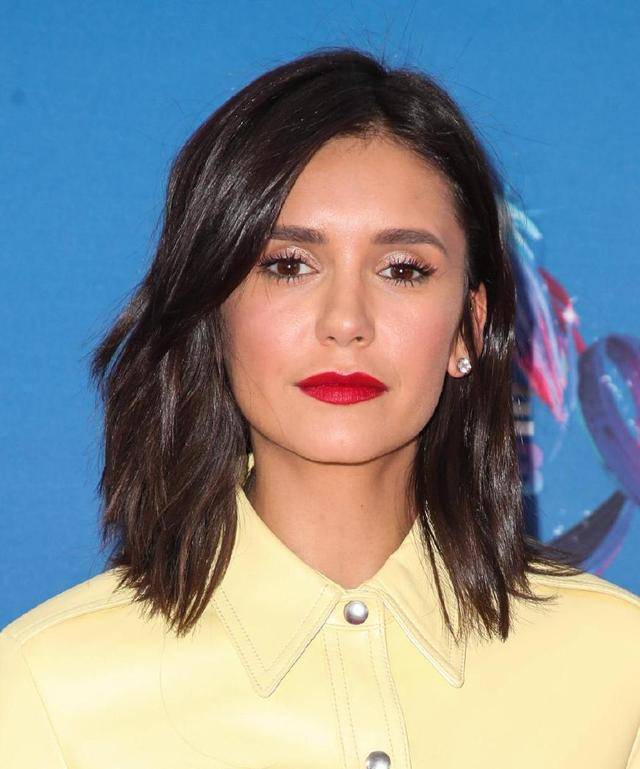 吸血鬼日记妮娜一身亮黄色亮相可这脸怎么了差点没认出