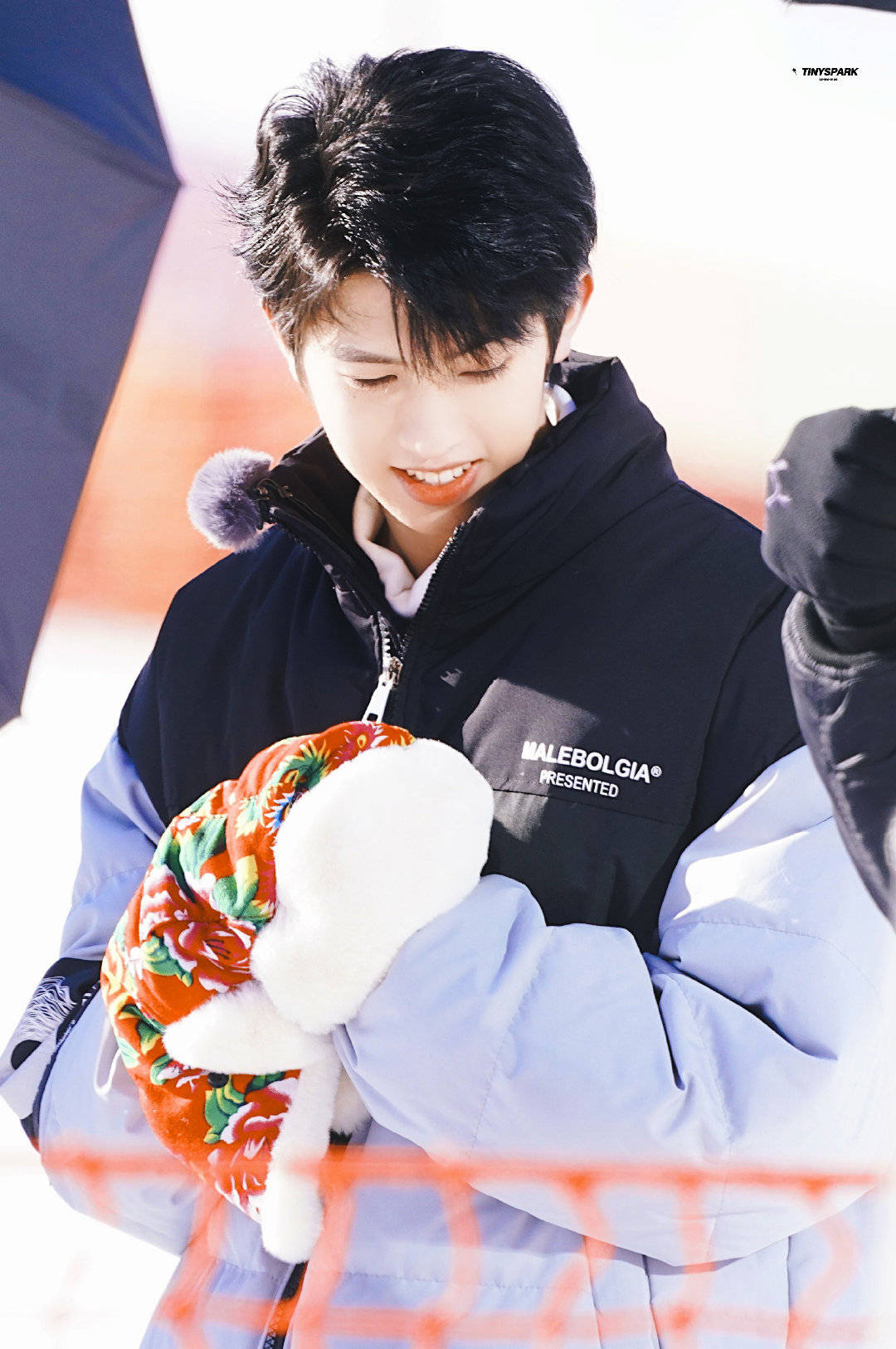 林墨综艺节目录制路透饭拍今日份是穿着灿烂黄色的墨墨