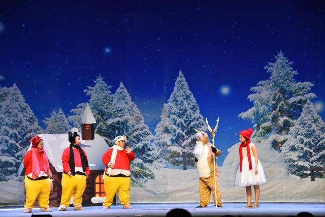 经过近一个月的排练,一场精彩纷呈的儿童话剧《雪孩子》得以呈现,小