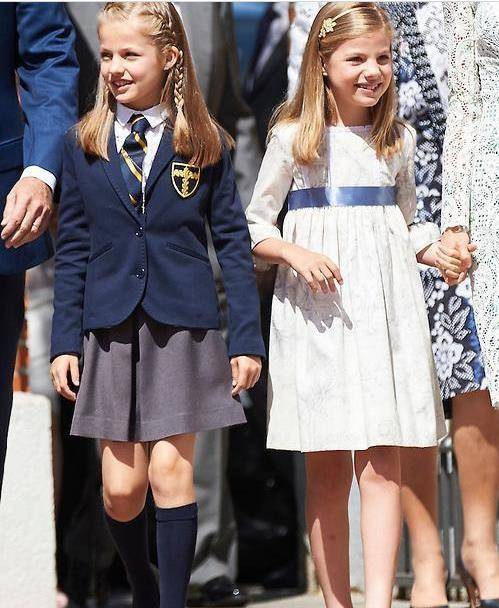 西班牙两位美公主的校服照简洁大方又清纯