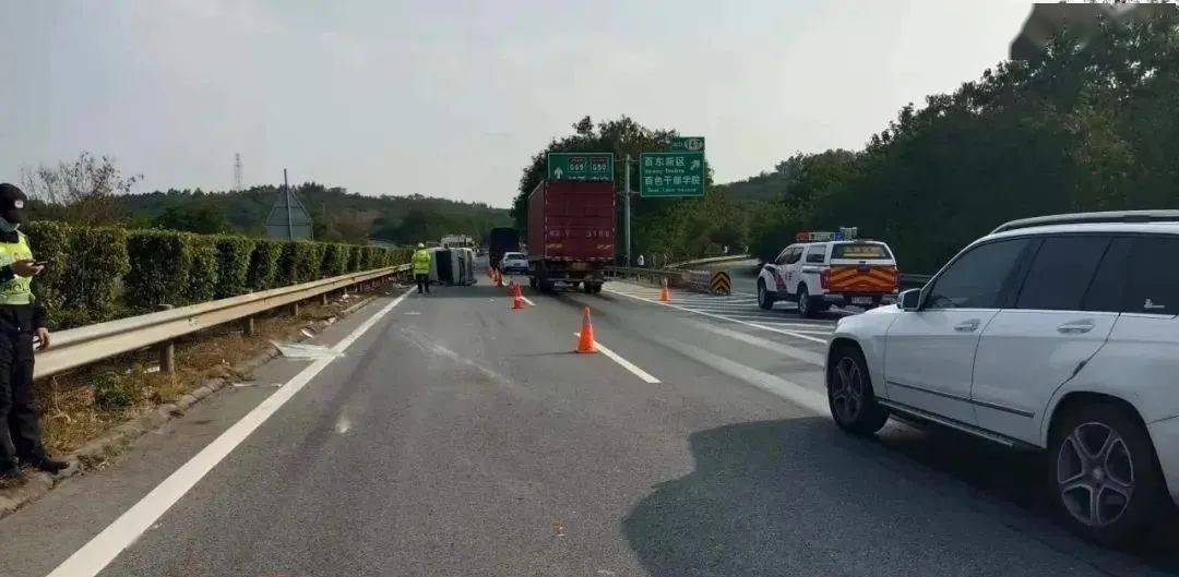 靖西化峒發生一起車禍,小車和大客車翻下路坎…_湖北一高速公路橋面