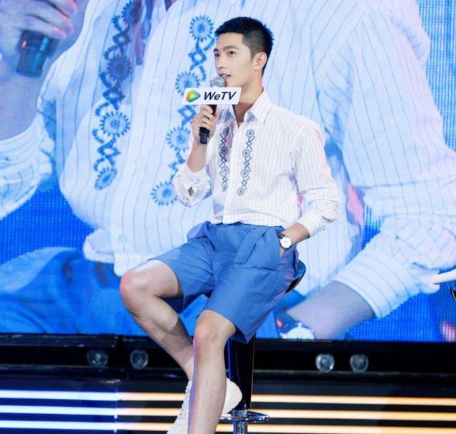 杨洋现身活动衬衫配短裤超清爽想要穿时髦选对短裤才是关键