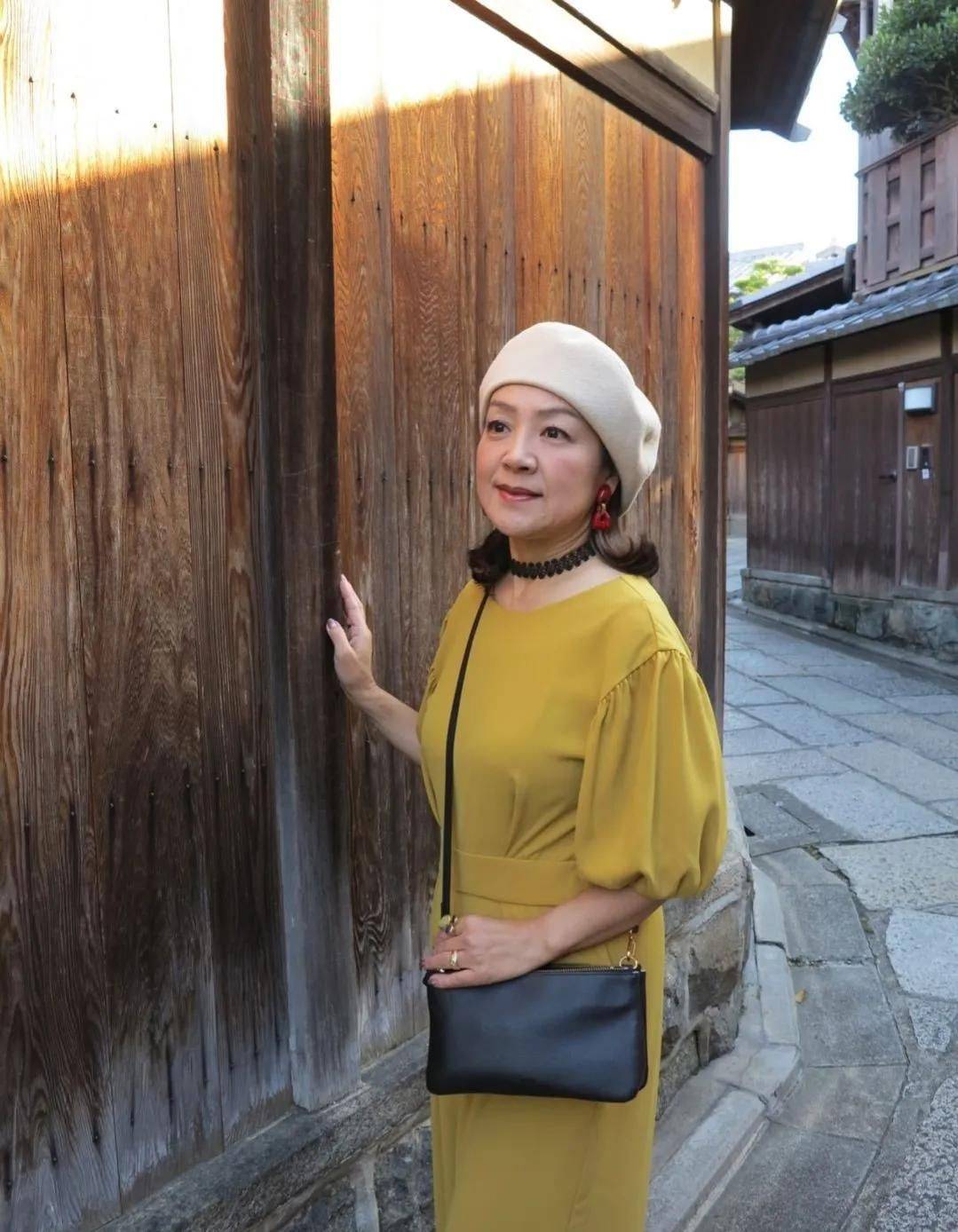 儿时女神又上线61岁小鹿纯子连体裤配贝雷帽依然光彩照人