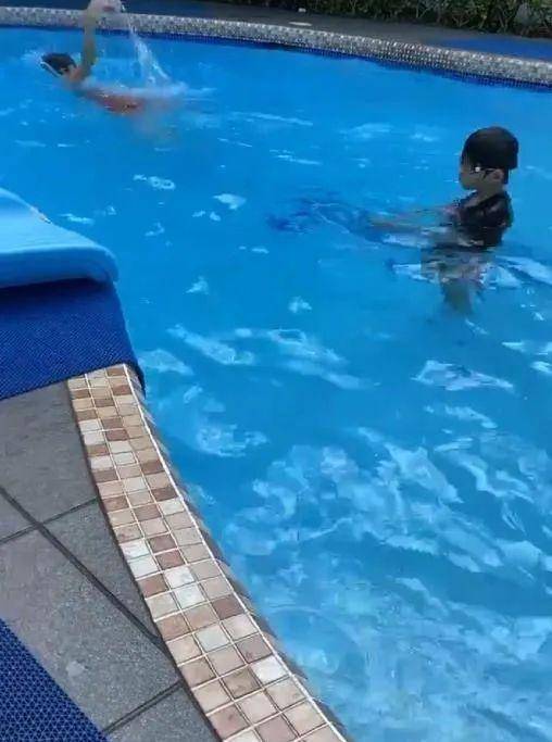 张柏芝晒儿子游泳视频,13岁老大露6块腹肌,身材长相都像谢霆锋