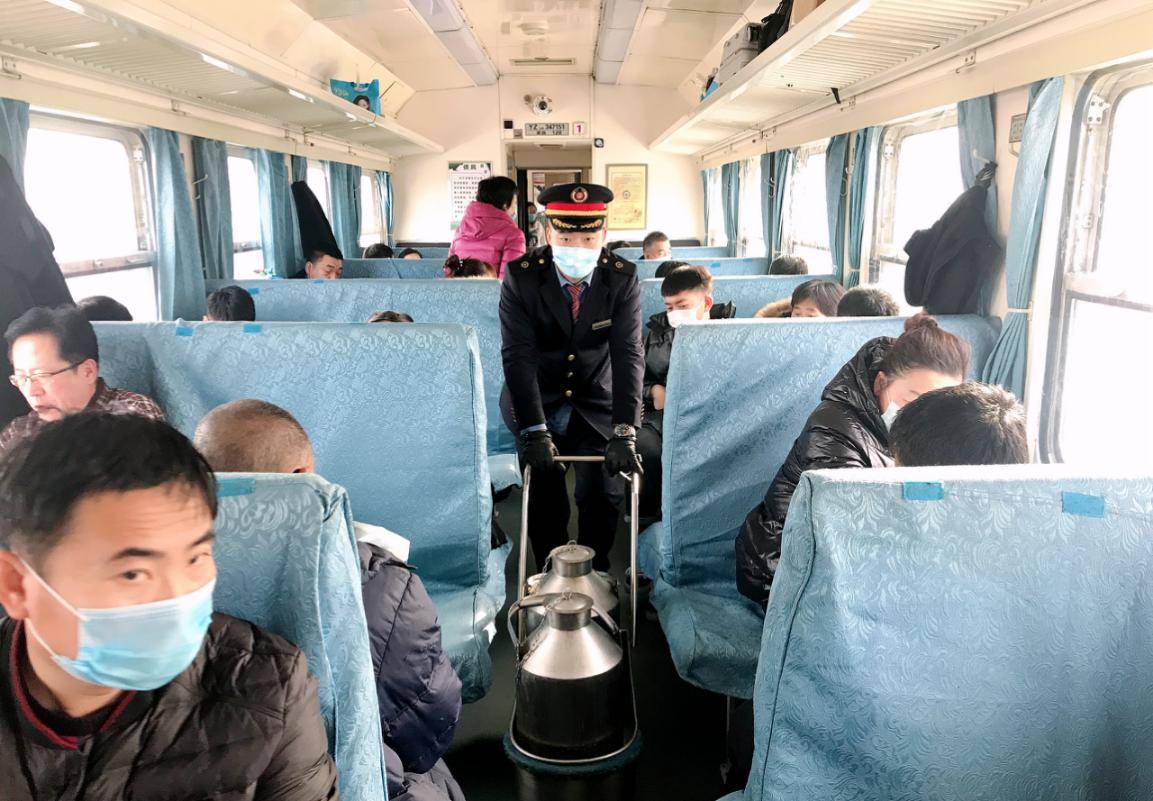 绿皮车里温暖如春