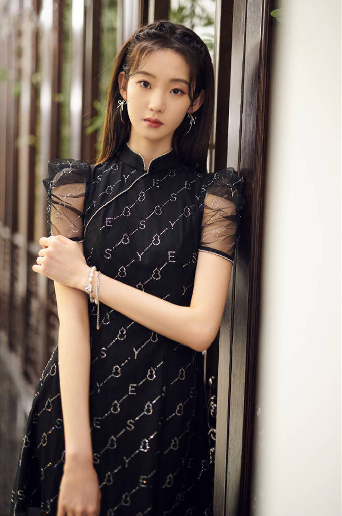 名门泽佳:张艺凡园林大片,复古旗袍搭配披肩长发效果优雅十足_改良_范