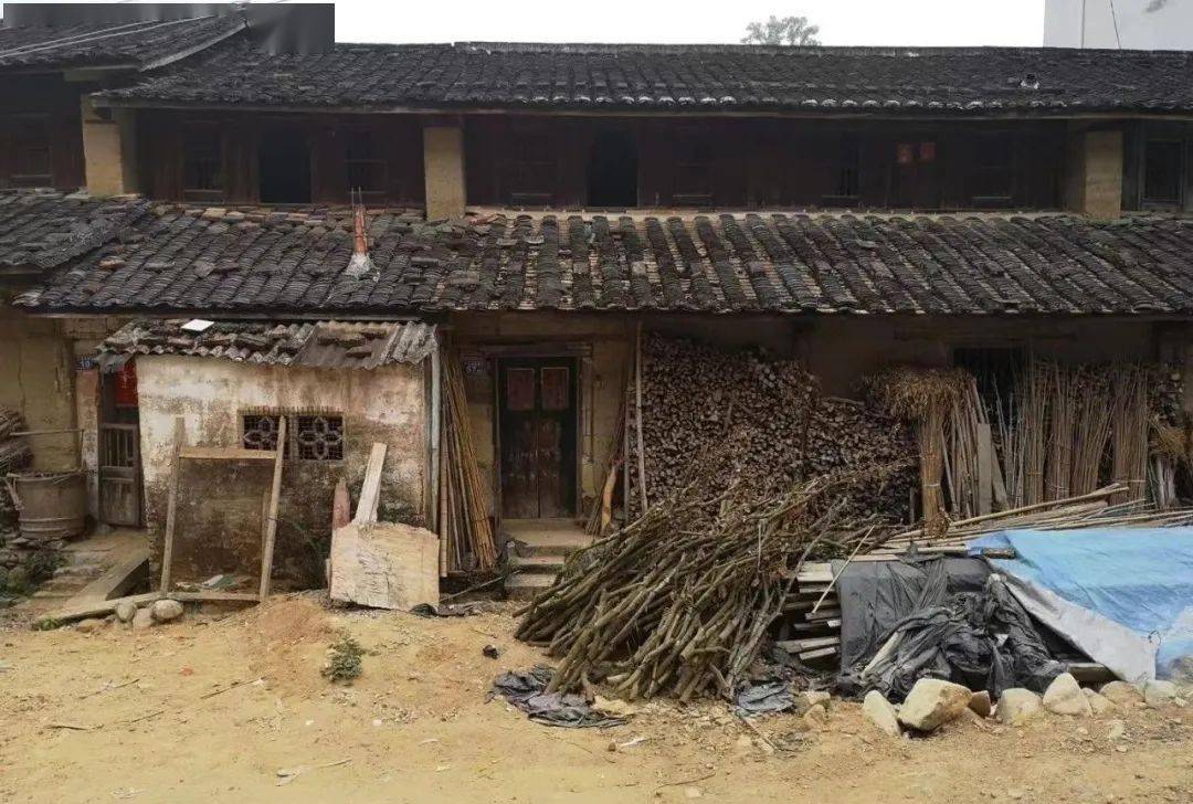 陈天才出生在平和县大芹山北麓的郭坑店仔村一户贫苦农民家庭.