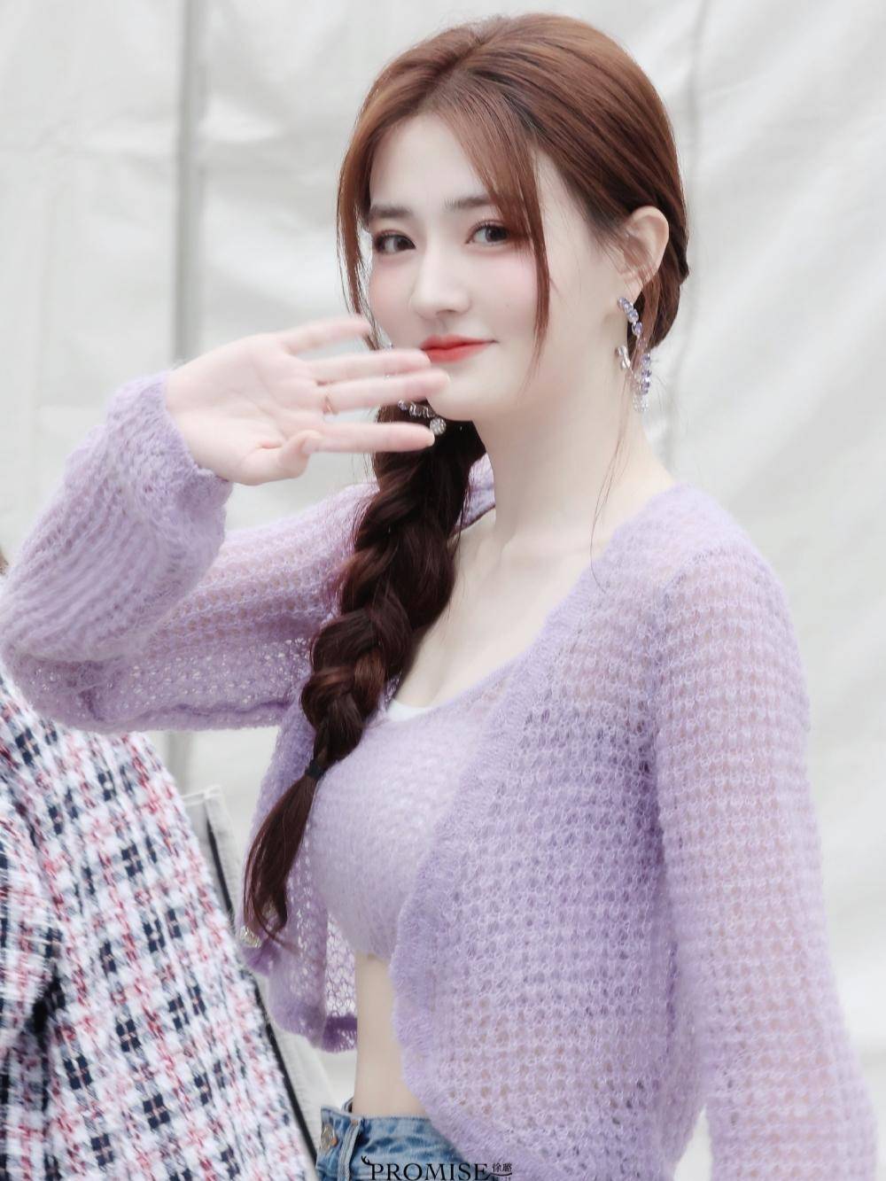 徐璐到秋天了还炫腹紫色毛衣配牛仔裤清纯甜美温柔时髦