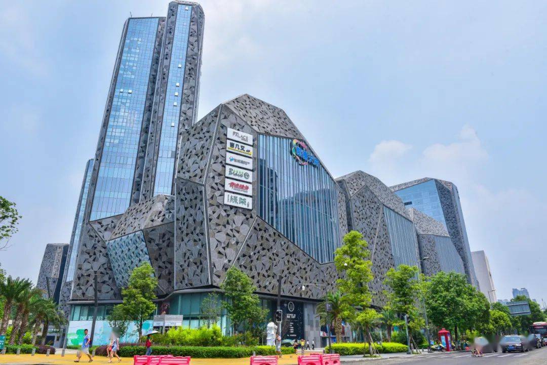 例如,凯德·天府与凯德广场·新南,一个专注于打造品质家庭生活空间