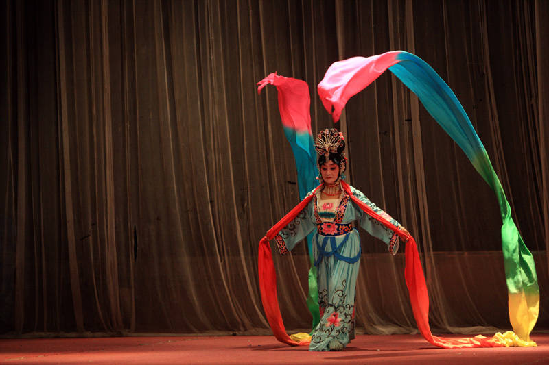 天女散花舒长袖