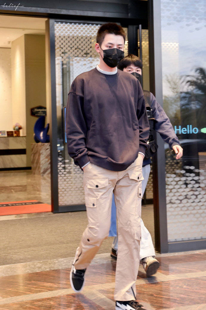 任豪今日份上班饭拍灰色卫衣咖色长裤休闲帅气