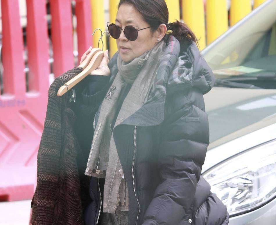 60岁倪萍近照曝光素颜出镜皮肤松弛无光泽略显苍老但状态真实