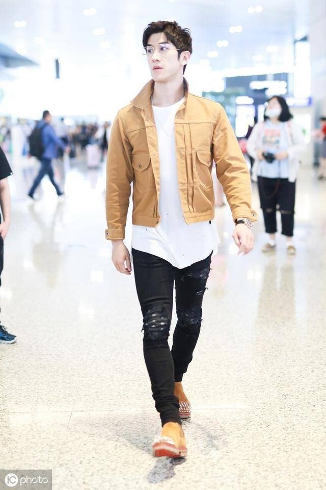 32岁李治廷挺任性紧身牛仔配超长白t个性之余腿却现出了原形