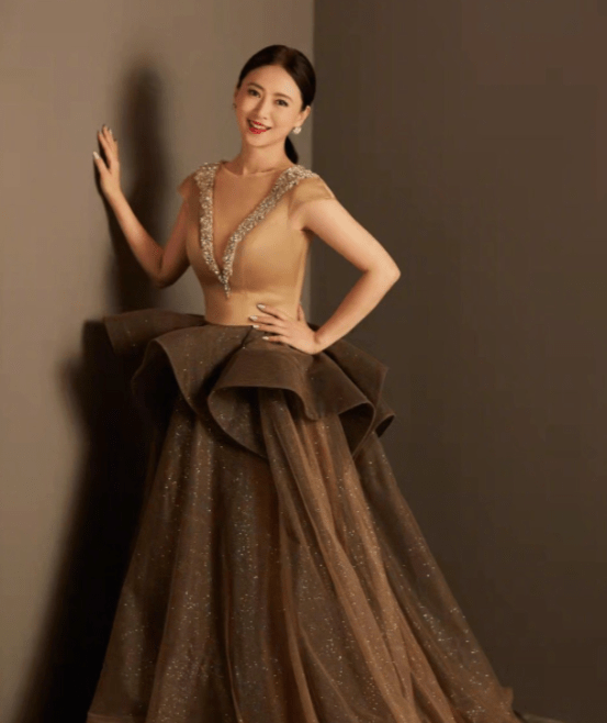 53岁翁虹拍大片秀丰满身材!