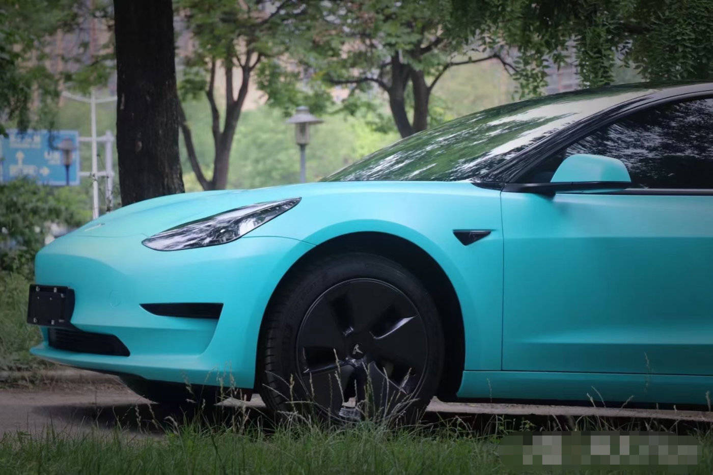 特斯拉model3全车换色了蒂芙尼蓝清晰质感冲上心头