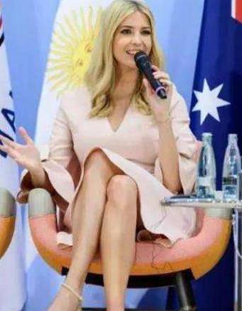 无独有偶,其实仔细观察就会发现,伊万卡其实也喜欢这种坐姿.