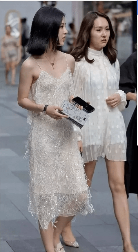 精致美女吊带长裙女生 时尚透明长裙镂空透明群前卫搭配时尚性感_那是