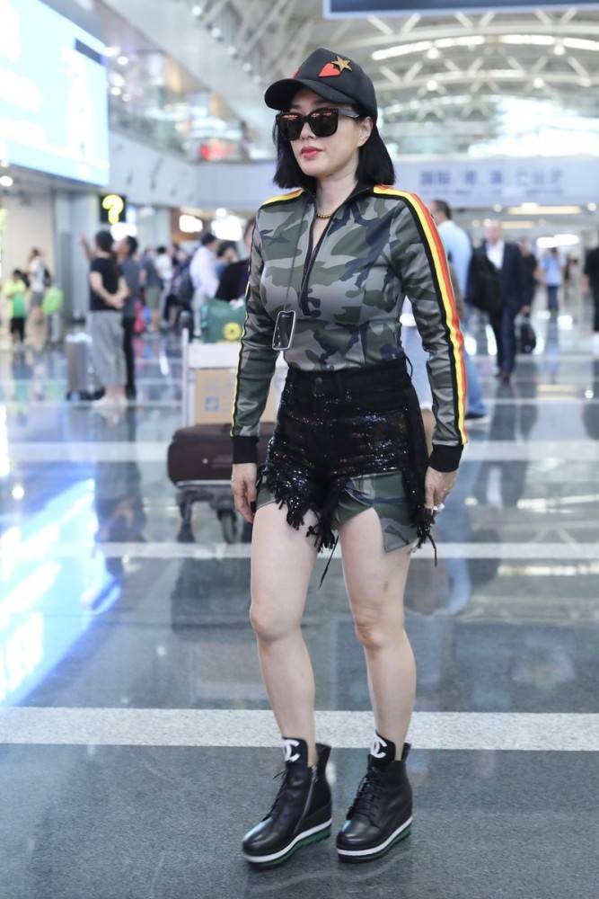 钟丽缇爱穿紧身装多肉身材饱满充实安全裤外露却更有女人味