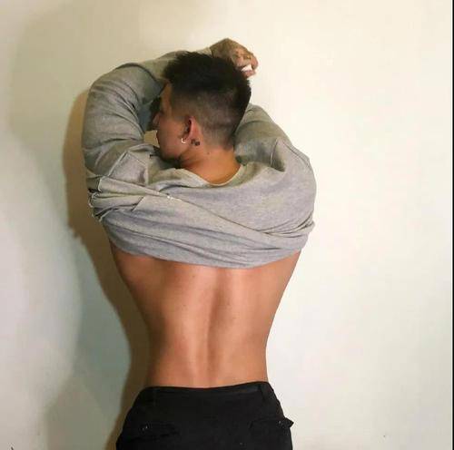 男生健身拍照背部图片